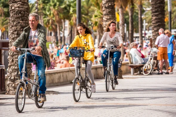 Salou, Tarragona, Španělsko - 17 září 2017: Cyklisté jezdit po nábřeží. Kopírovat prostor pro text. — Stock fotografie