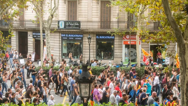 BARCELONA, ESPANHA - OUTUBRO 3, 2017: Manifestação de pessoas pela independência da Catalunha no centro da cidade de Barcelona . — Fotografia de Stock