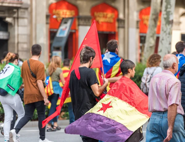 Barcelona, İspanya - 3 Ekim 2017: Bağımsızlık Barcelona'da protestolar sırasında Katalan bayrakları taşıyan göstericiler. Yakın çekim. — Stok fotoğraf