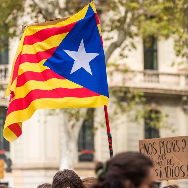 Katalan bayrağını, Barcelona, Catalonia, İspanya protesto gösterisi. Yani üzerinde afiş olduğunu söyledi: "Quan els de baix - mouen els de del trontollen". Yakın çekim. — Stok fotoğraf