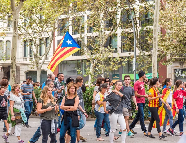 BARCELONA, ESPANHA - OUTUBRO 3, 2017: Manifestantes com bandeiras catalãs durante protestos pela independência em Barcelona . — Fotografia de Stock