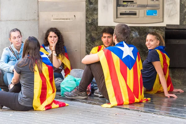 Barcelona, İspanya - 3 Ekim 2017: İnsanlar gösteri Catalonia bağımsızlık Barselona şehir merkezinde. Yakın çekim. — Stok fotoğraf