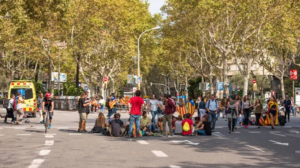 Barcelona, İspanya - 3 Ekim 2017: İnsanlar gösteri Catalonia bağımsızlık Barselona şehir merkezinde. Metin için yer kopyalayın.                    