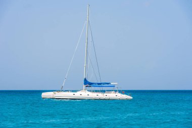 Yelkenli yat, ada Saona, Dominik Cumhuriyeti kıyısında. Metin için yer kopyalayın.