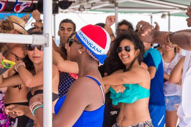 Saona, Dominik Cumhuriyeti - 25 Mayıs 2017: bir grup insan bir yatta dans. Yakın çekim.