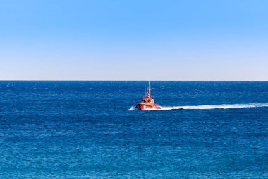 Kırmızı tekne Ebro Delta Doğa Park, Tarragona, Catalunya, İspanya. Metin için yer kopyalayın.