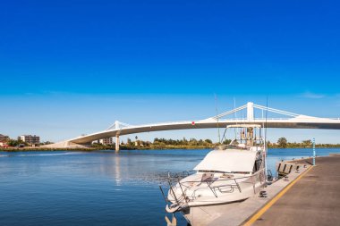 Ebro nehri Ebro Delta, Tarragona, Katalonya, İspanya üzerindeki Sant Jaume d 'Enveja yeni köprüsü' Lo Passador '. Metin için alanı kopyala.