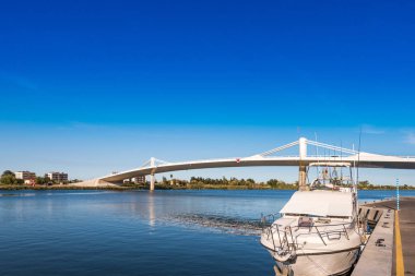 Ebro nehri Ebro Delta, Tarragona, Katalonya, İspanya üzerindeki Sant Jaume d 'Enveja yeni köprüsü' Lo Passador '. Metin için alanı kopyala.