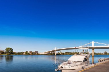Ebro nehri Ebro Delta, Tarragona, Katalonya, İspanya üzerindeki Sant Jaume d 'Enveja yeni köprüsü' Lo Passador '. Metin için alanı kopyala.