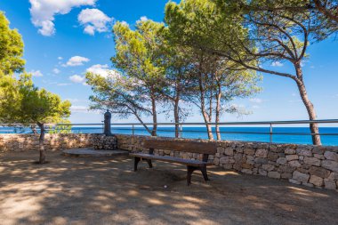 Bir kaya Miami Platja, Tarragona, Catalunya, İspanya bankta. Metin için yer kopyalayın.