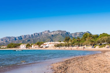 Miami Platja, İspanya - 18 Eylül 2017: Kumlu plaj görünümü. Metin için yer kopyalayın.