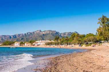 Miami Platja, İspanya - 18 Eylül 2017: Kumlu plaj görünümü. Metin için yer kopyalayın.