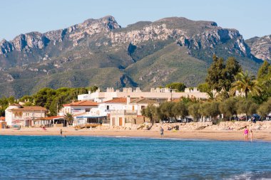 Miami Platja, İspanya - 18 Eylül 2017: Kumlu plaj görünümü. Metin için yer kopyalayın.