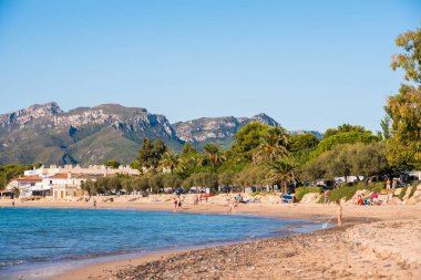 Miami Platja, İspanya - 18 Eylül 2017: Kumlu plaj görünümü. Metin için yer kopyalayın.