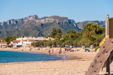 Miami Platja, İspanya - 18 Eylül 2017: Kumlu plaj görünümü. Metin için yer kopyalayın.