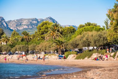 Miami Platja, İspanya - 18 Eylül 2017: Kumlu plaj görünümü. Metin için yer kopyalayın.