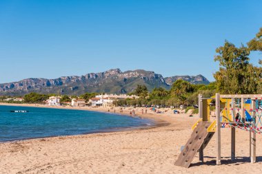 Miami Platja, İspanya - 18 Eylül 2017: Kumlu plaj görünümü. Metin için yer kopyalayın.