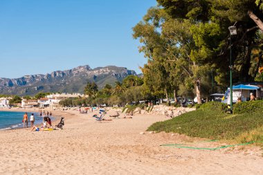 Miami Platja, İspanya - 18 Eylül 2017: Kumlu plaj görünümü. Metin için yer kopyalayın.