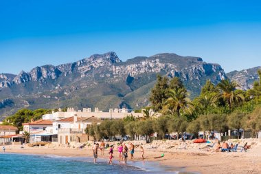 Miami Platja, İspanya - 18 Eylül 2017: Kumlu plaj görünümü. Metin için yer kopyalayın.