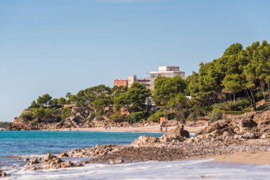 Miami Platja, İspanya - 18 Eylül 2017: Kumlu plaj görünümü. Metin için yer kopyalayın.