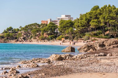 Miami Platja, İspanya - 18 Eylül 2017: Kumlu plaj görünümü. Metin için yer kopyalayın.