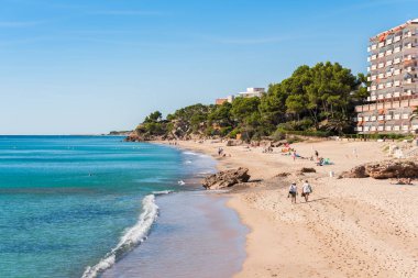 Miami Platja, İspanya - 18 Eylül 2017: Kumlu plaj görünümü. Metin için yer kopyalayın.