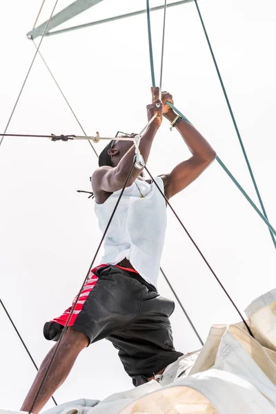Μαύρο άνθρωπος ανεβαίνει το κατάρτι, Σαόνα, Δομινικανή Δημοκρατία. Γκρο πλαν. Κάθετη. — Φωτογραφία Αρχείου