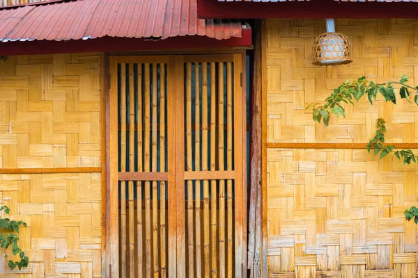Vista de la puerta de bambú en Louangphabang, Laos. Copiar espacio para texto . — Foto de Stock