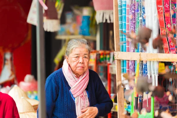 LOUANGPHABANG, LAOS - 11 JANVIER 2017 : Une femme âgée sur le marché de la ville. Avec un accent sélectif . — Photo
