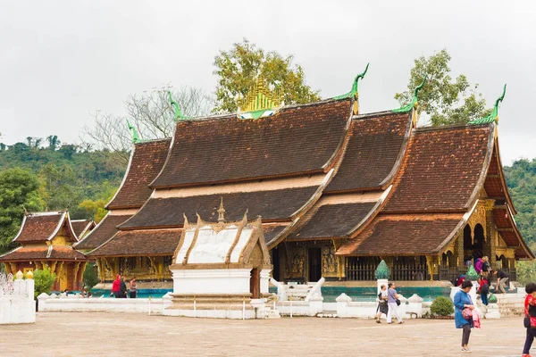 Louangphabang、 老挝-2017 年 1 月 11 日： 寺 Sensoukaram 的视图。复制文本的空间. — 图库照片