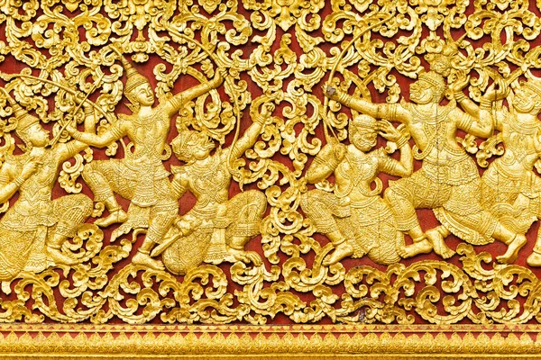 O baixo-relevo na parede do templo em Louangphabang, Laos. Close-up . — Fotografia de Stock