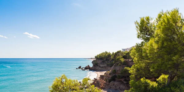 ミアミ プラトーヤ、タラゴナ、カタルーニャ、スペインのコスタ ・ ドラーダの海岸線の眺め。コピーのテキストのための領域. — ストック写真