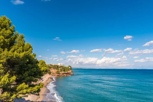 Pohled na pobřeží Costa Dorada v Miami Platja, Tarragona, Catalunya, Španělsko. Kopírovat prostor pro text. — Stock fotografie