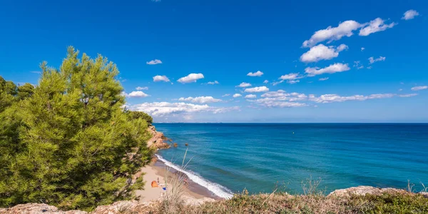 Vista da costa da Costa Dorada em Miami Platja, Tarragona, Catalunha, Espanha. Espaço de cópia para texto . — Fotografia de Stock