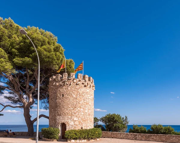 Observation tower on the rock in Miami Platja, Tarragona, Catalunya, Spain. Copy space for text. — Stock Photo, Image