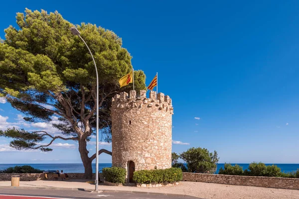Observation tower on the rock in Miami Platja, Tarragona, Catalunya, Spain. Copy space for text. — Stock Photo, Image
