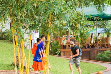 Louangphabang, Laos - 11 Ocak 2017: Rahipler bir semt Louangphabang, Laos cadde üzerinde. Metin için yer kopyalayın.