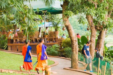 Louangphabang, Laos - 11 Ocak 2017: Rahipler bir semt Louangphabang, Laos cadde üzerinde. Metin için yer kopyalayın.