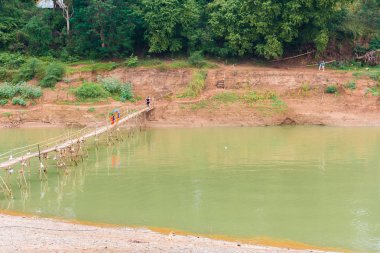 Köprünün diğer tarafında nehir Nam Han Nehri, Louangphabang, Laos görünümünü. Metin için yer kopyalayın.