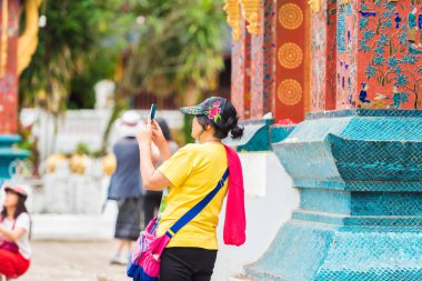 Louangphabang, Laos bir Budist tapınağı fotoğraflarını kadın turist. Metin için yer kopyalayın. 
