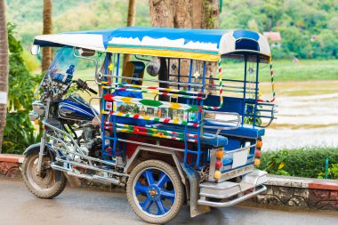 Louangphabang, Laos - 11 Ocak 2017: Yerel taksi caddenin üzerinde. Yakın çekim. 