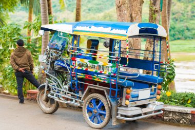 Louangphabang, Laos - 11 Ocak 2017: Yerel taksi caddenin üzerinde. Yakın çekim. 