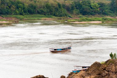 Tekne offshore Nam Han Nehri, Louangphabang, Laos. Metin için yer kopyalayın.