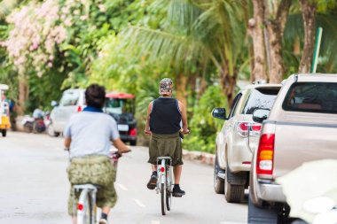 İnsanlar bisiklet üzerinde bir şehir Louangphabang, Laos sokak. Metin için yer kopyalayın. 