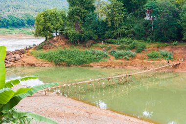 Köprünün diğer tarafında nehir Nam Han Nehri, Louangphabang, Laos görünümünü. Metin için yer kopyalayın.