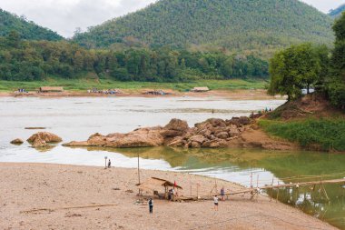 Nam Han Nehri, Louangphabang, Laos görünümünü. Metin için yer kopyalayın.
