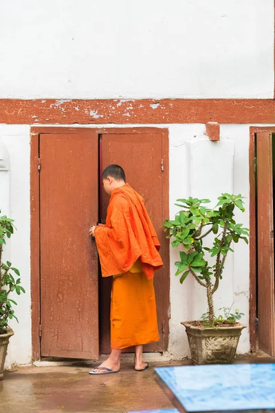 Laotischer Mönch betritt das Gebäude in louangphabang, laos. Kopierraum für Text. vertikal. — Stockfoto