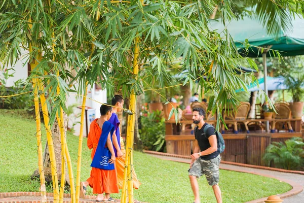 Louangphabang, Laos - 11 Ocak 2017: Rahipler bir semt Louangphabang, Laos cadde üzerinde. Metin için yer kopyalayın.