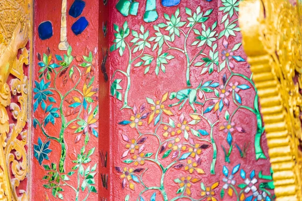 Mosaik an der Fassade des Tempels in Louangphabang, Laos. Nahaufnahme. — Stockfoto