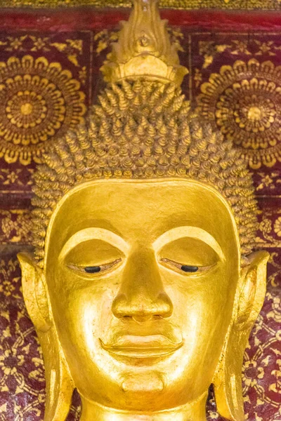 Standbeeld van een boeddhistische god, Louangphabang, Laos. Close-up. Verticaal. — Stockfoto
